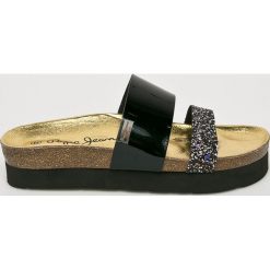 Pepe Jeans - Klapki. Pomarańczowe klapki damskie Pepe Jeans, bez wzorów, z jeansu, bez obcasa. Za 219,90 zł.