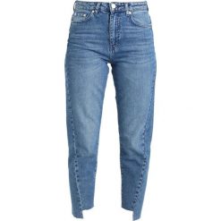Jeansy damskie: Gina Tricot MOM Jeansy Relaxed Fit blue denim