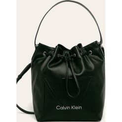 Calvin Klein - Torebka. Czarne torby damskie na zakupy Calvin Klein, w paski, ze skóry ekologicznej, na ramię, bez dodatków. W wyprzedaży za 449,90 zł.