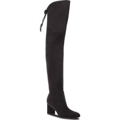 Muszkieterki STUART WEITZMAN - Helena 75 YL53456 Black Suede. Czarne kozaki damskie Stuart Weitzman, ze skóry, bez obcasa, na obcasie, bez zapięcia. W wyprzedaży za 1709,00 zł.