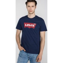 Levi's® Set-in Neck Koszulka Niebieski. Niebieskie podkoszulki męskie s, z nadrukiem, z bawełny, z krótkim rękawem. Za 102,95 zł.