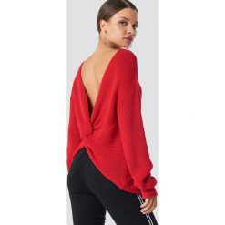 NA-KD Trend Sweter z węzłem na plecach - Red. Czerwone swetry damskie marki NA-KD Trend, bez wzorów, z dzianiny, z długim rękawem, długie, bez kaptura. Za 141,95 zł.