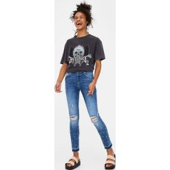 Jeansy skinny fit z przetarciami i brylancikami. Niebieskie jeansy damskie relaxed fit marki Pull & Bear. Za 139,00 zł.