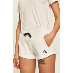 Calvin Klein Jeans - Szorty. Różowe szorty damskie Calvin Klein Jeans, s, bez wzorów, z bawełny, casualowe. Za 279,90 zł.