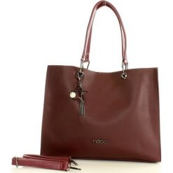 NOBO Designerska torebka miejska na ramię czerwony. Czerwone torebki klasyczne damskie Nobo, w paski, ze skóry, zdobione, z breloczkiem. Za 159,00 zł.
