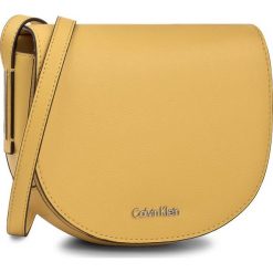 Torebka CALVIN KLEIN BLACK LABEL - Frame Saddle Bag K60K603982 703. Żółte listonoszki damskie marki Calvin Klein Black Label. Za 449,00 zł.