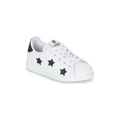 Buty Dziecko Victoria DEPORTIVO APLICACION ESTRELLAS. Białe trampki dziewczęce Victoria, bez wzorów, bez zapięcia. Za 247,20 zł.