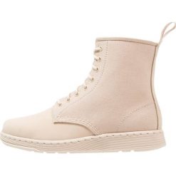Botki męskie: Dr. Martens NEWTON BOOT Botki sznurowane sand