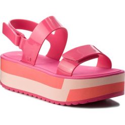 Sandały ZAXY - Slash Plat Sandal Fem 17525 Pink 90063 AA285087 02064. Różowe klapki damskie Zaxy, bez wzorów, z tworzywa sztucznego, bez obcasa. W wyprzedaży za 179,00 zł.