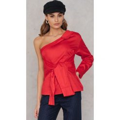 Hot & Delicious Gładki top na jedno ramię - Red. Czerwone topy damskie Hot & Delicious, bez wzorów, z asymetrycznym kołnierzem. W wyprzedaży za 42,58 zł.