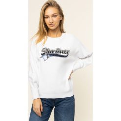 Bluza Guess Patch W01R98 Z26I0. Białe bluzy damskie Guess, xs, z aplikacjami, z elastanu, bez rękawów, bez kaptura. W wyprzedaży za 359,00 zł.