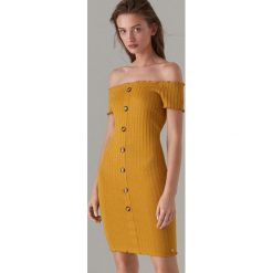 Sukienka bodycon z prostym dekoltem - Brązowy. Pomarańczowe sukienki damskie Mohito, na co dzień, s, bez wzorów, bez kołnierzyka, bez rękawów, proste. Za 79,99 zł.