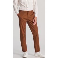 Chinosy slim fit - Brązowy. Pomarańczowe spodnie męskie Reserved, m, bez wzorów. Za 89,99 zł.