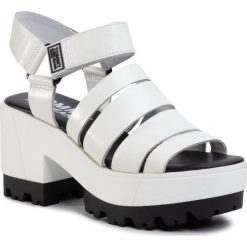 Sandały Tommy Jeans Mid Heel Sandal EN0EN00831. Białe klapki damskie Tommy Jeans, bez wzorów, z jeansu, bez obcasa. W wyprzedaży za 359,00 zł.
