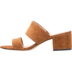 Klapki damskie: Vince Camuto FRANINE Klapki maple brown