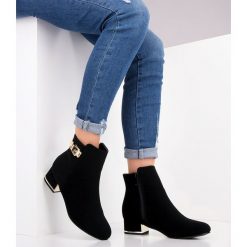 Botki damskie Abloom F820 Czarne. Czarne botki damskie ABLOOM, z tworzywa sztucznego, eleganckie, na niskim obcasie, na obcasie, na zamek. Za 119,00 zł.