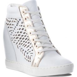 Sneakersy CARINII - B4350 G34-J16-000-B88. Białe sneakersy damskie marki Carinii, na co dzień, bez wzorów, ze skóry, bez obcasa, na koturnie, bez zapięcia. W wyprzedaży za 229,00 zł.