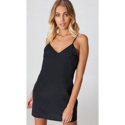 NA-KD Basic Sukienka z tkaniny Basic - Black. Sukienki małe czarne marki NA-KD Basic, z bawełny. Za 72,95 zł.