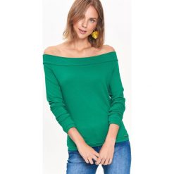 Bluzka dzianinowa cold shoulder w modnym kolorze. Zielone bluzki damskie Top Secret, bez wzorów, z dzianiny, eleganckie, bez kołnierzyka, bez rękawów. W wyprzedaży za 29,99 zł.