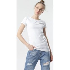 Biały T-shirt Echolaira. Białe t-shirty damskie Born2be, xl, bez wzorów, sportowe, z okrągłym kołnierzem, z krótkim rękawem. Za 34,99 zł.