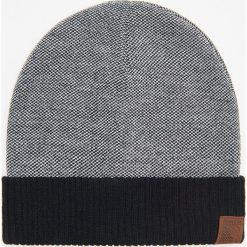 Czapka - Czarny. Czarne czapki męskie Cropp, bez wzorów. W wyprzedaży za 5,99 zł.