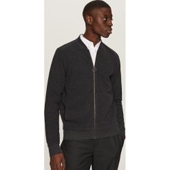 Rozpinana bluza - Czarny. Czarne bluzy męskie Reserved, s, bez wzorów, bez kołnierzyka, bez rękawów, bez kaptura. W wyprzedaży za 89,99 zł.