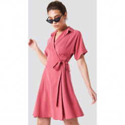 Trendyol Kopertowa sukienka midi - Pink. Różowe sukienki z falbanami marki Trendyol, z kopertowym dekoltem, midi, kopertowe. Za 121,95 zł.