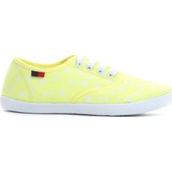 Żółte Tenisówki Hey Girls. Żółte buty dziewczęce sportowe Born2be, z materiału, z okrągłym noskiem. Za 14,99 zł.