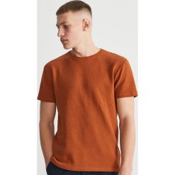 T-shirt ze strukturalnej dzianiny - Brązowy. Pomarańczowe t-shirty męskie marki Reserved, s, bez wzorów, z dzianiny, bez kołnierzyka. Za 79,99 zł.