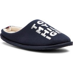 Kapcie TOMMY HILFIGER - Metallic Print Home Slipper FW0FW04181 Midnight 403. Niebieskie klapki damskie TOMMY HILFIGER, bez wzorów, z tworzywa sztucznego, bez obcasa. W wyprzedaży za 109,00 zł.