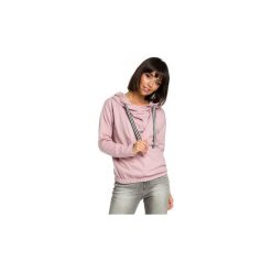 Bluzy Be B088 Bluza z kapturem z zakładką z przodu. Czerwone bluzy z kapturem damskie marki BE, l, z dzianiny, biznesowe, z krótkim rękawem. Za 139,00 zł.