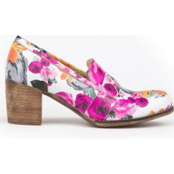 Półbuty na 6 cm słupku - skóra naturalna - model 250 - kolor różowe kwiaty. Różowe półbuty damskie Zapato, w kwiaty, ze skóry, bez obcasa, na słupku, bez zapięcia. Za 319,00 zł.