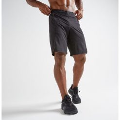 Spodenki fitness kardio FST 900 męskie. Czarne spodenki sportowe męskie DOMYOS, s, bez wzorów, z elastanu, na fitness i siłownię. Za 99,99 zł.