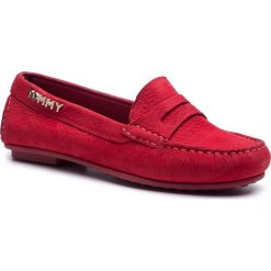 Mokasyny TOMMY HILFIGER - Colorful Tommy Moccasin FW0FW04398 Tango Red 611. Czerwone mokasyny damskie TOMMY HILFIGER, na co dzień, bez wzorów, ze skóry, bez obcasa, na płaskiej podeszwie, bez zapięcia. Za 579,00 zł.