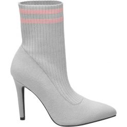 Botki damskie Catwalk białe. Białe botki damskie Catwalk, z materiału, bez obcasa, na obcasie, z paskami. Za 69,00 zł.