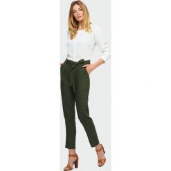Oliwkowe spodnie z paskiem. Zielone spodnie damskie Greenpoint, z wiskozy. Za 119,99 zł.