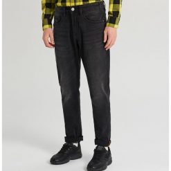 Jeansy comfort - Czarny. Czarne jeansy męskie Cropp, m, bez wzorów. W wyprzedaży za 49,99 zł.