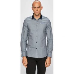 Guess Jeans - Koszula. Niebieskie koszule męskie Guess Jeans, s, z aplikacjami, z bawełny, klasyczne, z klasycznym kołnierzykiem, z długim rękawem. W wyprzedaży za 219,90 zł.