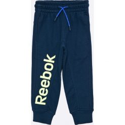 Reebok - Spodnie dziecięce 104-164 cm. Niebieskie spodnie chłopięce Reebok, z nadrukiem, z bawełny. W wyprzedaży za 89,90 zł.