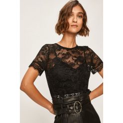 Guess Jeans - Bluzka. Czarne bluzki damskie Guess Jeans, s, w koronkowe wzory, z poliesteru, z okrągłym kołnierzem, z krótkim rękawem. Za 259,90 zł.