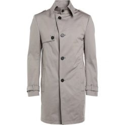 DRYKORN SKOPJE Prochowiec beige. Brązowe płaszcze męskie DRYKORN, m, bez wzorów, z elastanu, bez kaptura. W wyprzedaży za 419,60 zł.