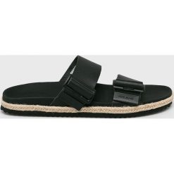 Pepe Jeans - Klapki. Czarne kapcie męskie Pepe Jeans, z jeansu, na klamry. W wyprzedaży za 179,90 zł.