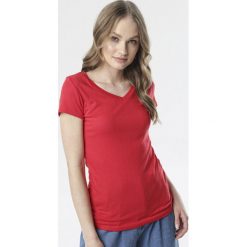 Czerwony T-shirt Anarah. Czerwone bluzki damskie Born2be, s, bez wzorów, bez kołnierzyka, bez rękawów. W wyprzedaży za 29,99 zł.