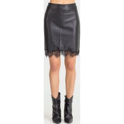 SPÓDNICA MANUELA Guess. Czarne spódniczki damskie Guess, na co dzień, w koronkowe wzory, ze skóry ekologicznej, mini, proste. Za 369,00 zł.