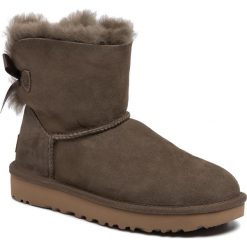 Buty UGG - W Mini Bailey Bow II 1016501 ESPRY. Zielone kozaki damskie Ugg, na zimę, ze skóry, bez zapięcia. W wyprzedaży za 639,00 zł.