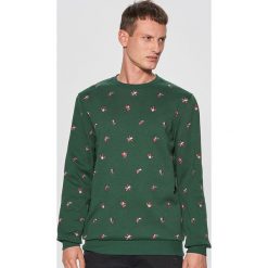 Świąteczna bluza z nadrukiem all over - Zielony. Zielone bluzy męskie rozpinane marki Cropp, l, z nadrukiem. Za 89,99 zł.