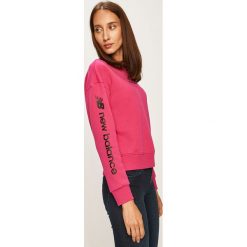 New Balance - Bluza. Różowe bluzy damskie New Balance, s, z nadrukiem, z elastanu, bez rękawów, bez kaptura. Za 229,90 zł.