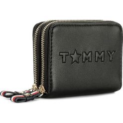 Portfele damskie: Mały Portfel Damski TOMMY HILFIGER - Logo Story Med Dbl Za Wallet AW0AW04284 002