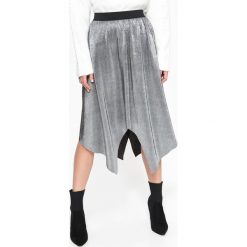 Efektowna spódnica damska z plisami. Szare spódniczki damskie Top Secret, na co dzień, na lato, bez wzorów, z tkaniny, eleganckie, asymetryczne. W wyprzedaży za 59,99 zł.