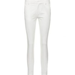 Chinosy Tommy Jeans DW0DW07039. Białe spodnie damskie Tommy Jeans, bez wzorów, z elastanu. W wyprzedaży za 209,00 zł.